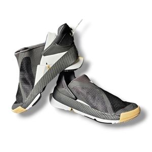 Nike Go FlyEase SIZE 8